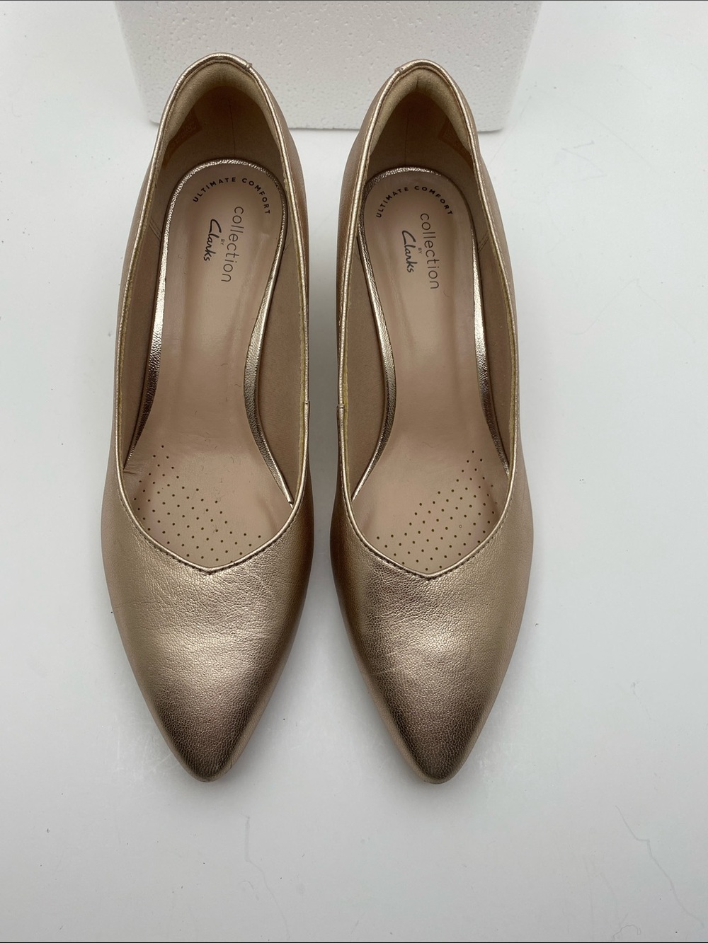 Clarks Metallic Champagne Pointed Toe Kitten Heels - Picture 2 of 5